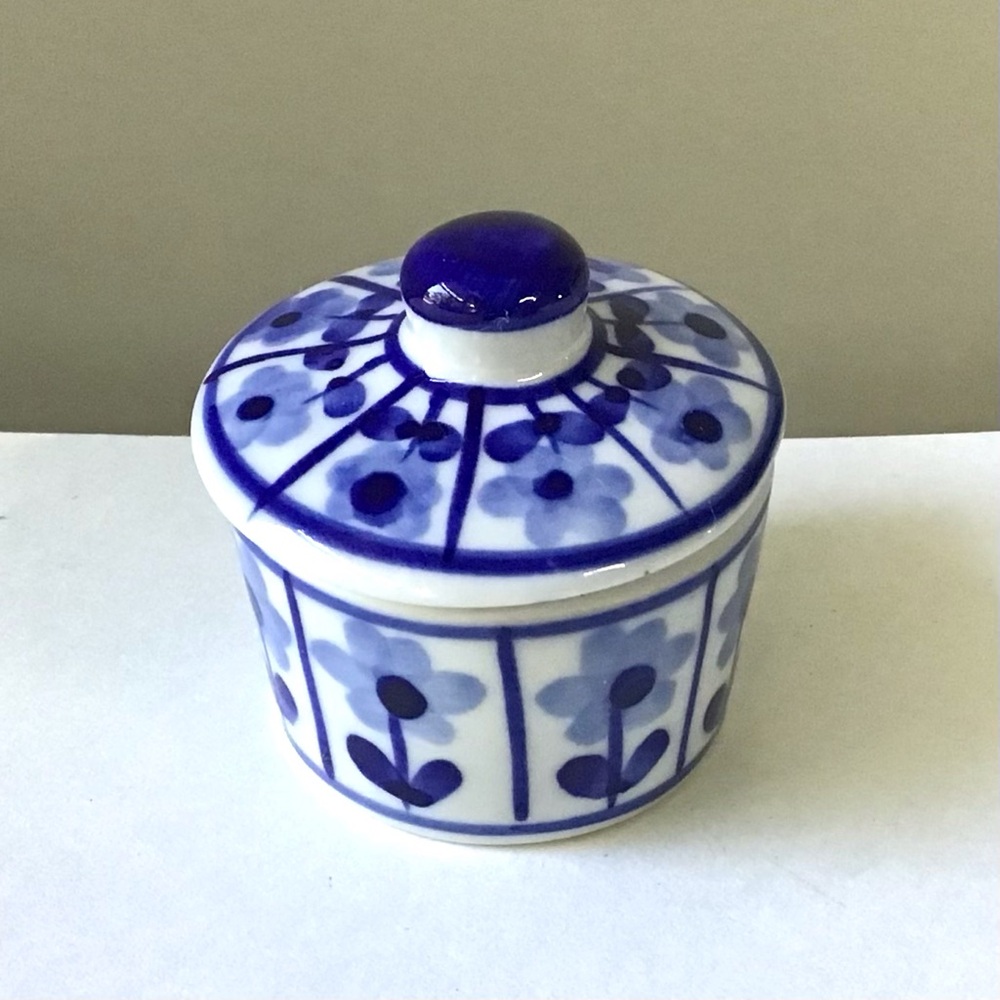 Small Trinket Box Blue & White Porcelain Jar Round Covered Floral Dish Thailand